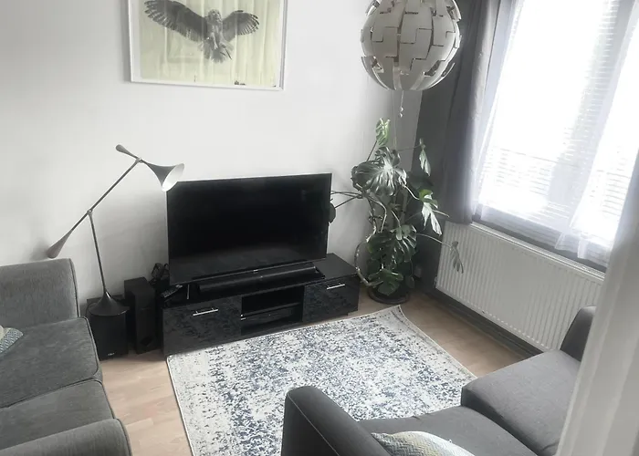 Entire 2 Bedroom House In Hackney