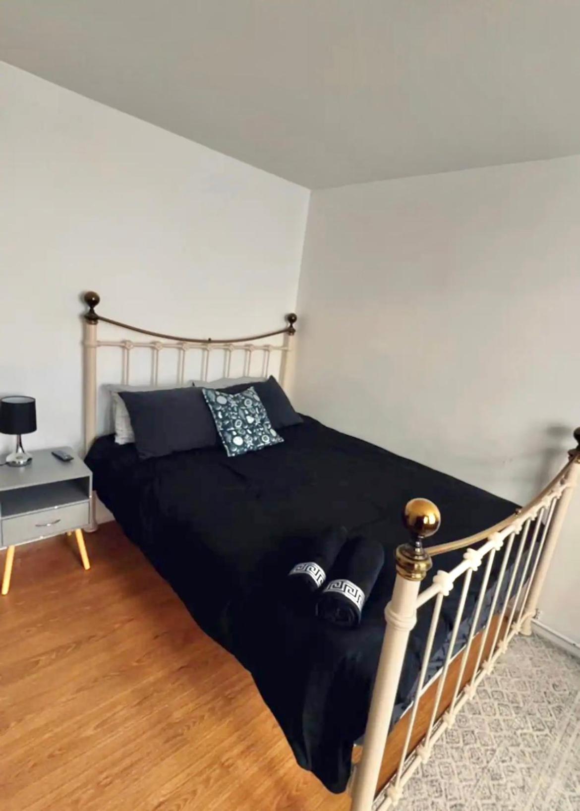 Entire 2 Bedroom House In Hackney Holiday home *